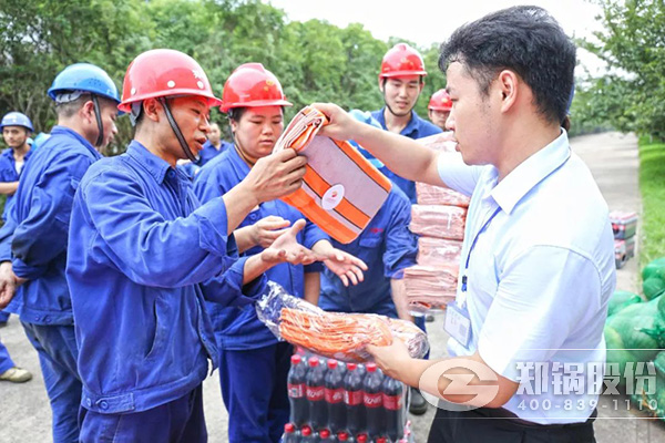郑州高新区党工委、管委会到918博天堂开展送清凉慰问运动