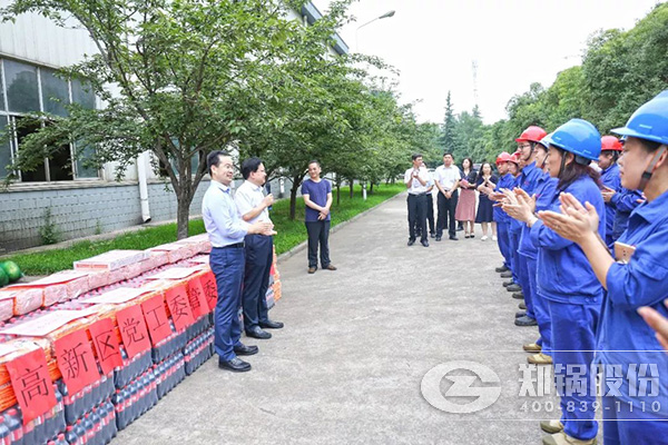 郑州高新区党工委、管委会到918博天堂开展送清凉慰问运动